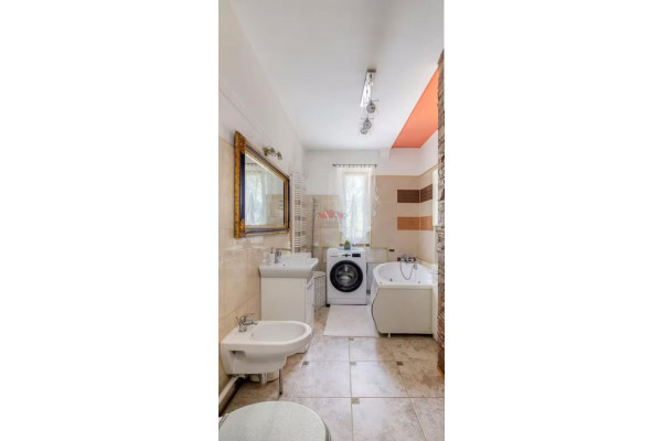 grodziski, Milanówek, Sosnowa, Duży dom w Milanówku