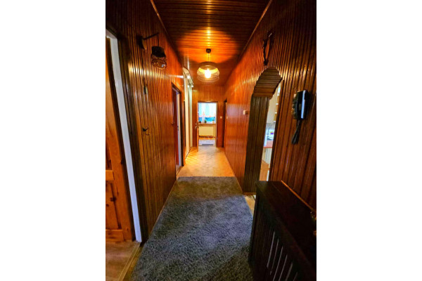 grodziski, Milanówek, Sosnowa, Duży dom w Milanówku