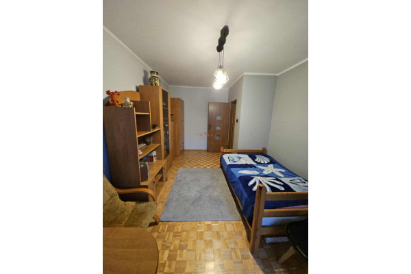 grodziski, Milanówek, Sosnowa, Duży dom w Milanówku