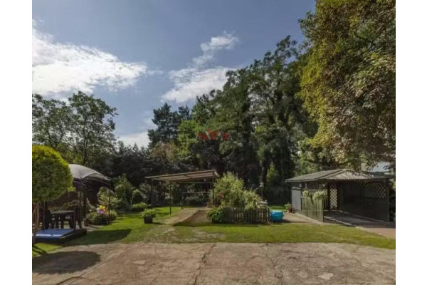 grodziski, Milanówek, Sosnowa, Duży dom w Milanówku